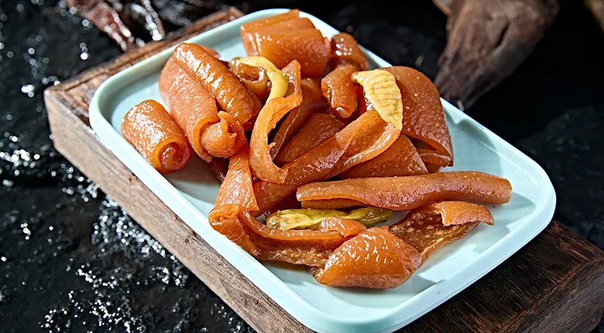 Свиная кожа, маринованная с перцем