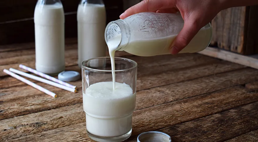 кефир домашний. как приготовить кефир дома. приготовление домашнего кефира. гриб для приготовления кефира. заквашенное молоко.