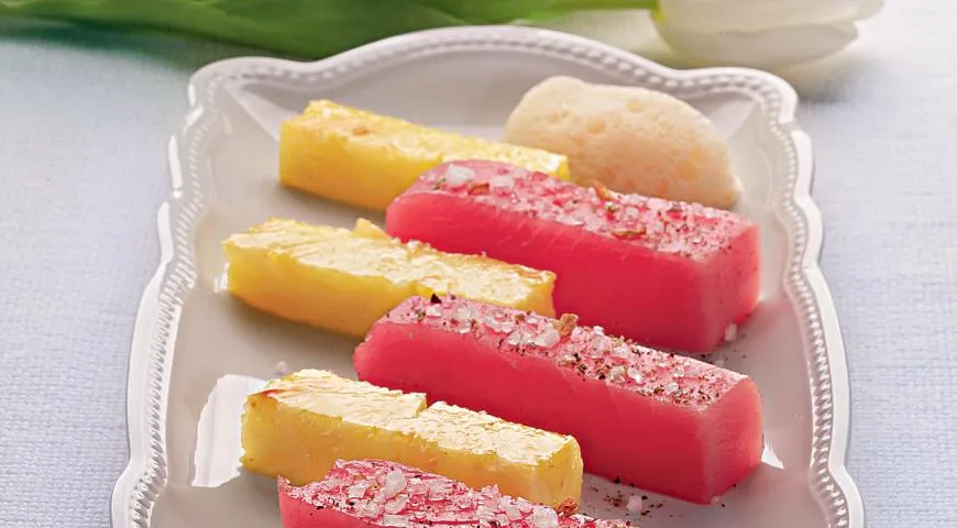 Свежий тунец с жареным ананасом и морковным соком