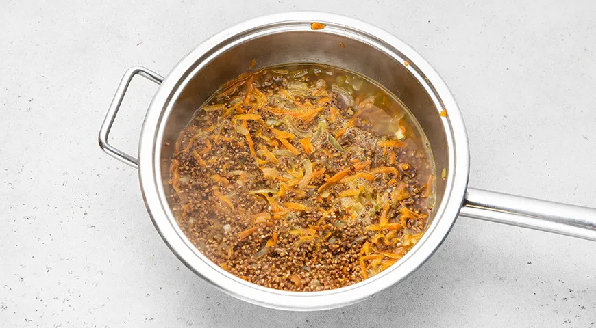 Гречка с фрикадельками на сковороде