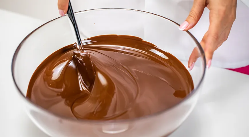 Сметанно-шоколадный крем хорошо сочетается с бисквитом, а также песочным и слоеным тестом
