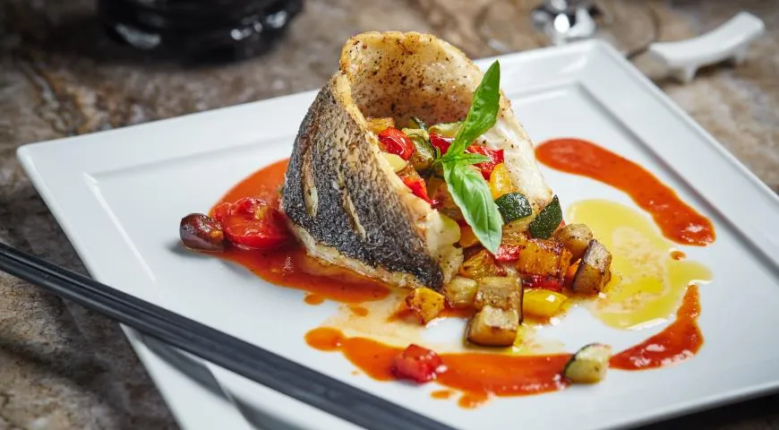 Филе сибаса с соте из овощей