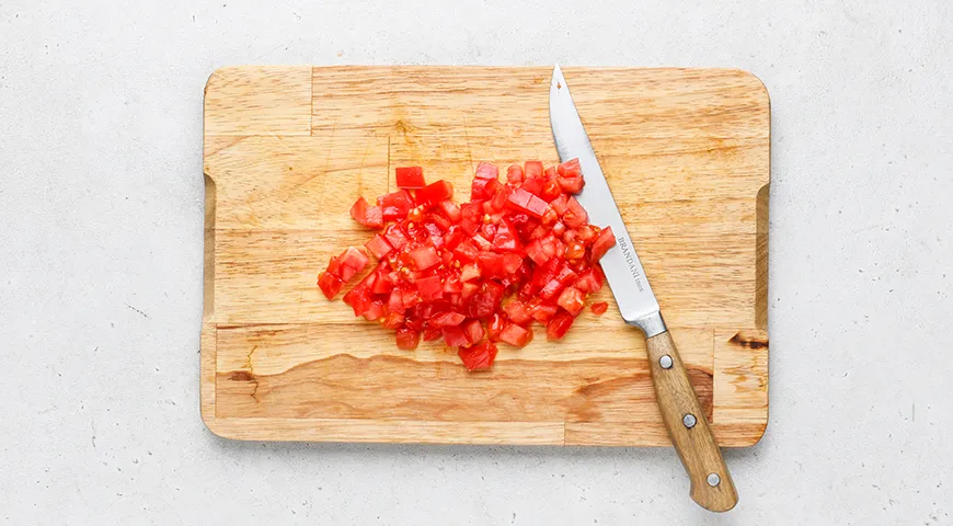 Макароны с яйцом, луком и томатной пастой на сковороде