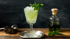 Как правильно пить абсент: советы эксперта по выбору и подаче