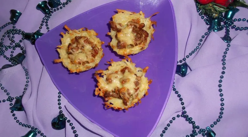 Готовим корзиночки из картофеля с мясом и сыром