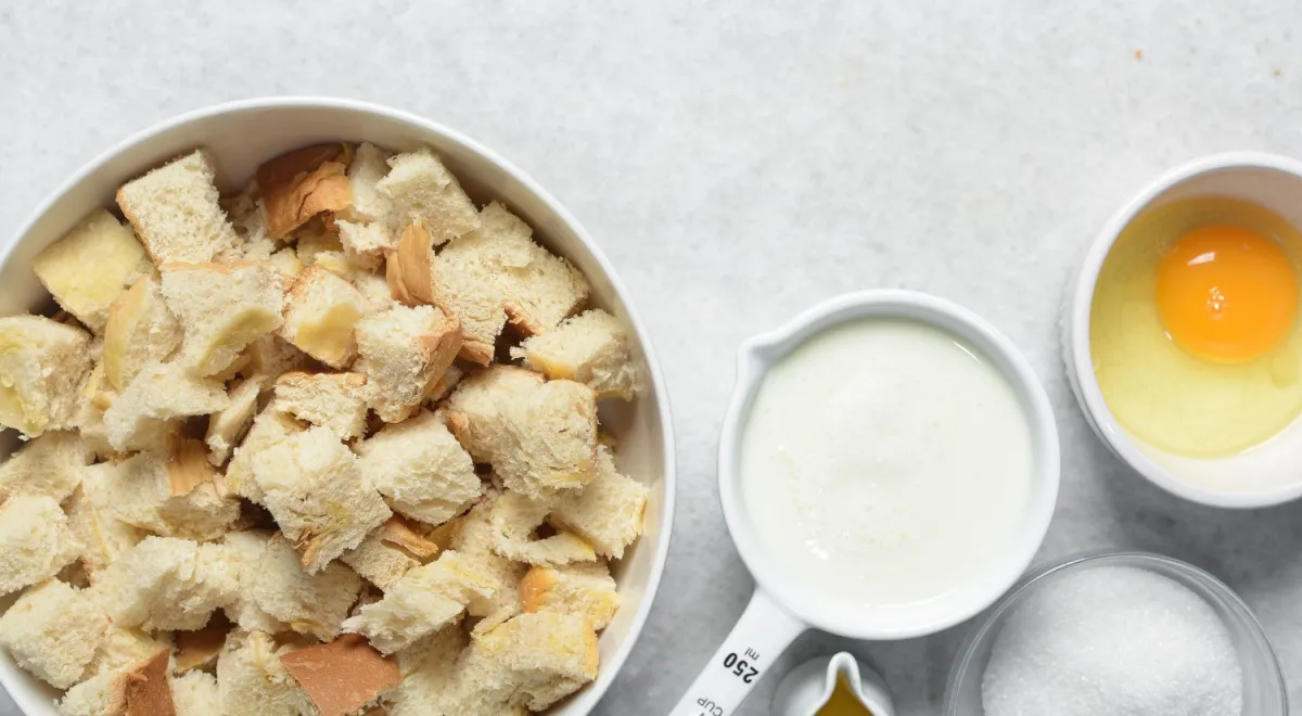 Шеф-повар показал, как превратить черствый хлеб в нежный пудинг с сухофруктами