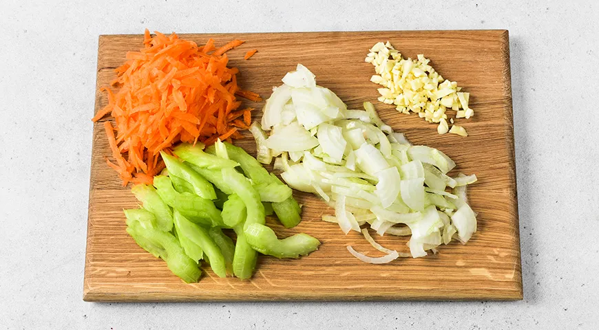 Тушенная картошка с фаршем в мультиварке