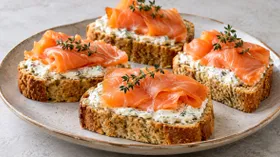 Копченый лосось на содовом хлебе с тимьяном и розмарином