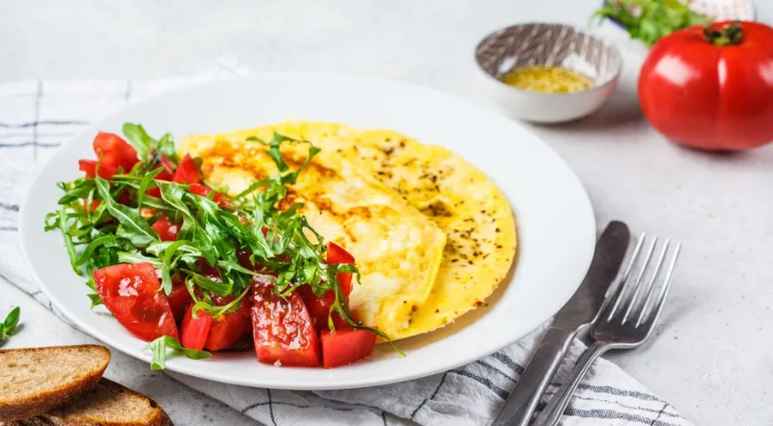 Омлет с зеленью и овощами — одиин из самых полезных завтраков для поддержки лимфатической системы