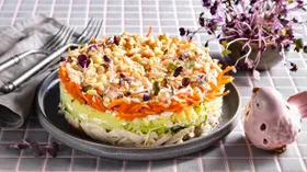 Слоеный салат с копченой курицей и арахисом