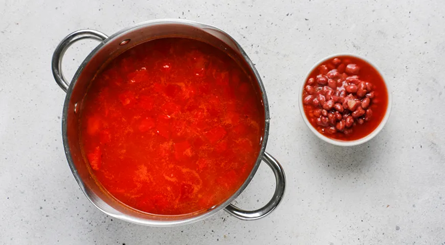 Томатный суп с курицей, фасолью и овощами