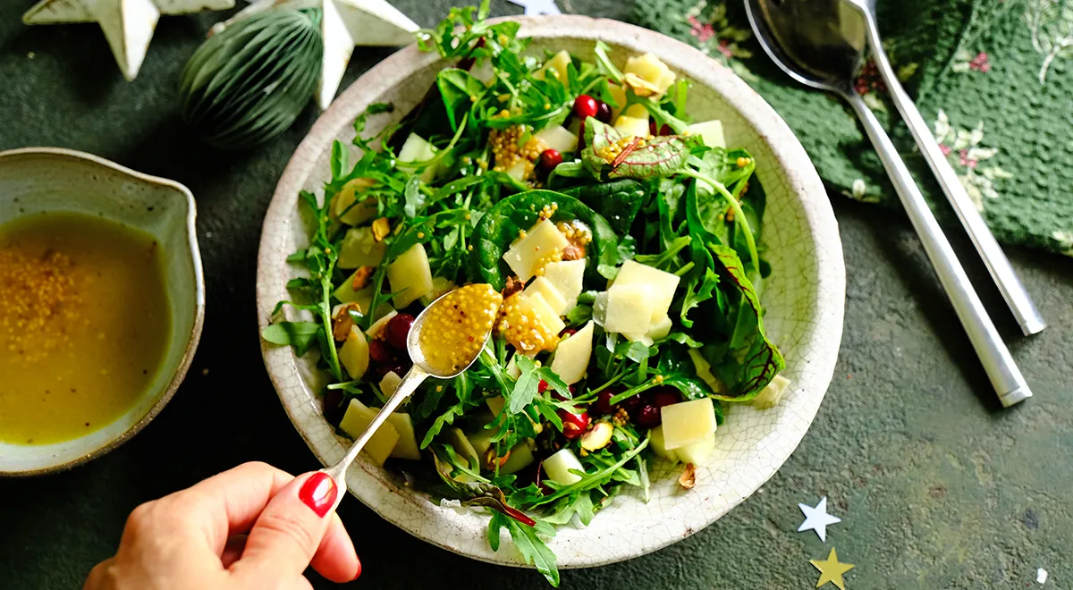 Рецепт Зеленый салат со шпинатом, пармезаном, фисташками и маринованной клюквой