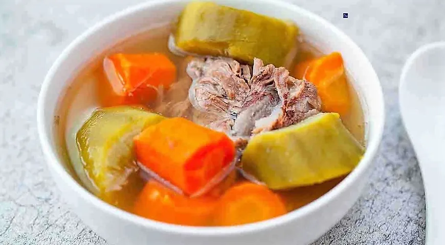 Китайский суп из зеленой редьки, моркови и свинины на кости