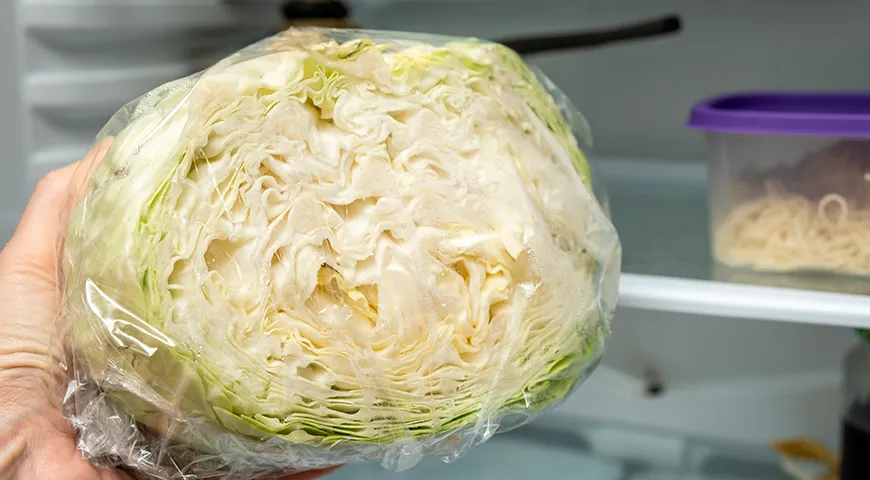 Чтобы свежая капуста не высохла и не завяла в холодильнике, ее нужно завернуть в 2–3 слоя пленки 