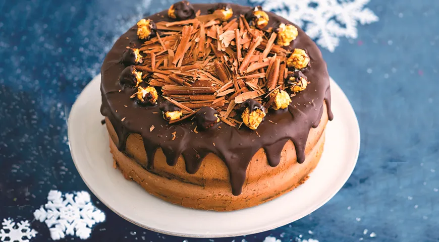 Бисквитный торт с шоколадным декором