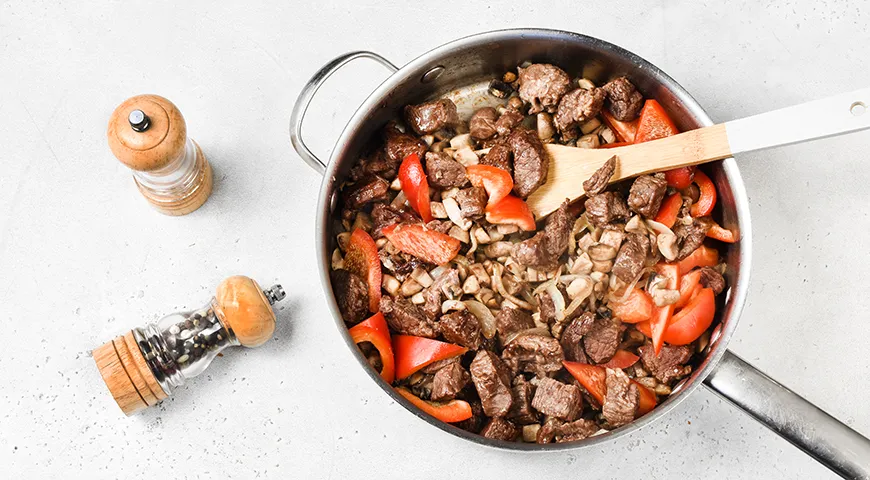 Гуляш из говядины с грибами