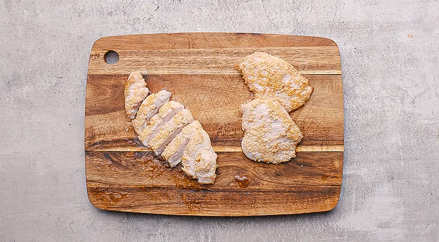 Салат с куриной грудкой и кунжутом