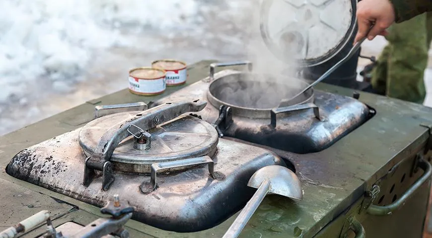 Полевые кухни по возможности доставляли горячее питание бойцам дважды в день – до рассвета и после заката