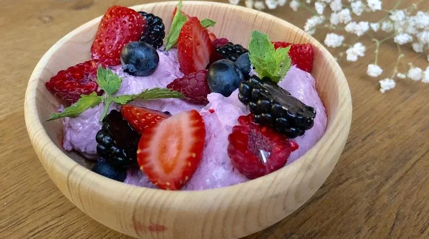 Лучший завтрак в ресторане «СибирьСибирь» — якутское лакомство кёрчэх из густых сливок с лесными ягодами без сахара