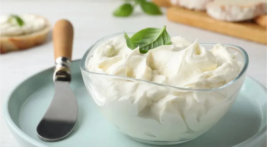 Выбор сыра зависит от того, будете вы чизкейк запекать или готовить без термической обработки