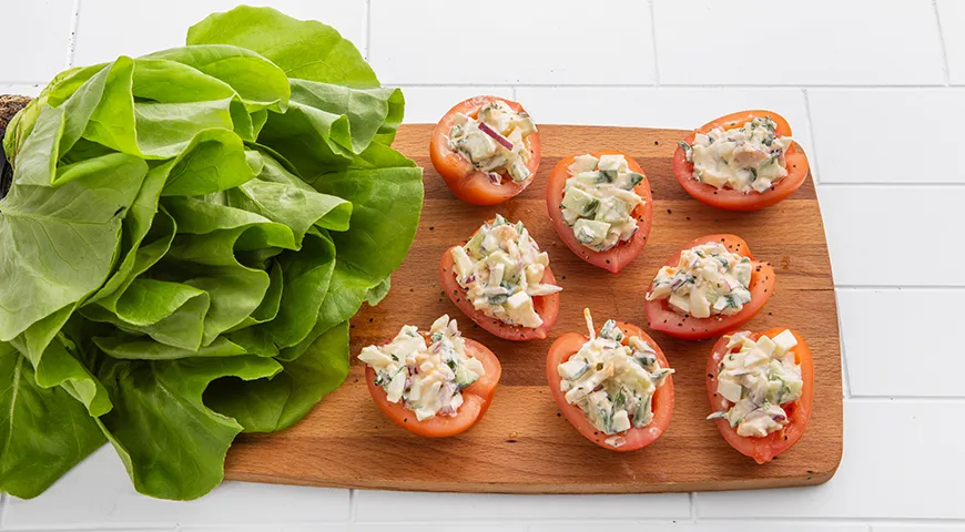 Салат из помидоров, огурцов и яиц