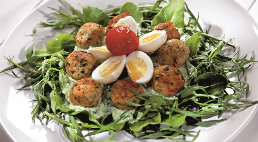 Куриные тефтели в шпинатных гнездах