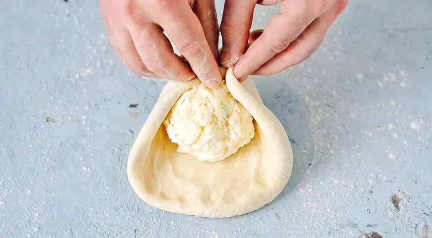 Для хачапури по-мегрельски тесто раскатывают так, чтобы тесто можно было собрать в мешочек