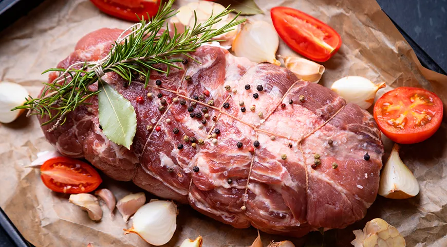 Чтобы сохранить выделяющийся из мяса сок, используйте противень с бортиками