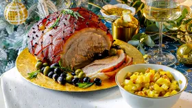 Глазированный окорок с ананасовой сальсой