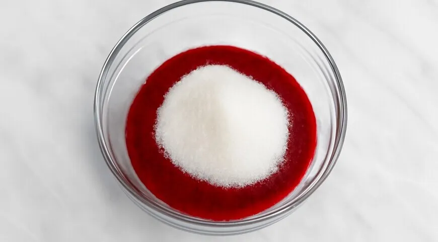 Красная смородина, перетертая с сахаром на зиму