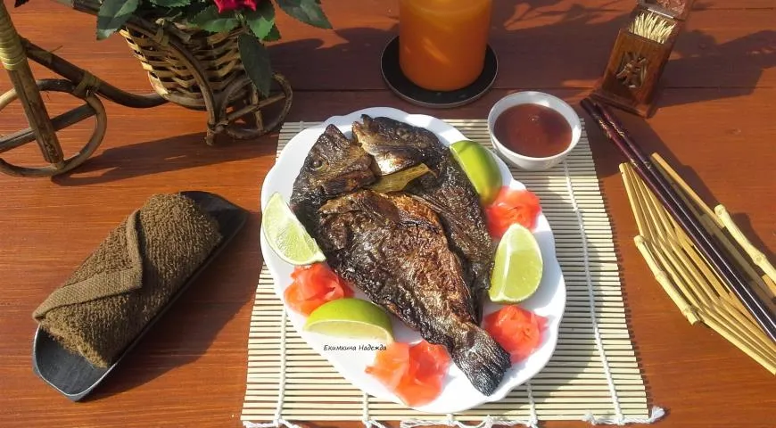 Рыба - по тайски в чугунной чаше на углях