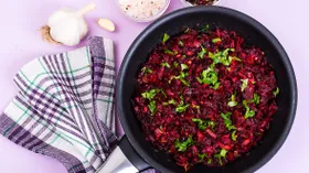 Свекольная икра на сковороде