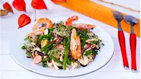 Овощной салат с морепродуктами и пророщенными зернами