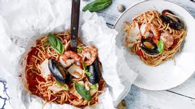 Спагетти с морепродуктами в пергаментном мешочке