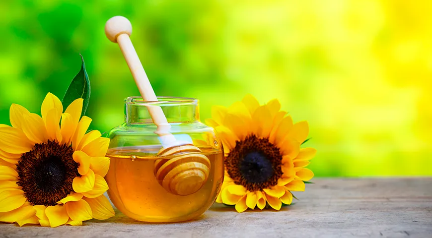 Свежий и качественный подсолнечный мед пахнет нежно, с медово-фруктовыми и слегка травянистыми нотами