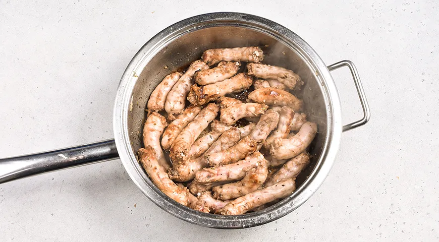 Тушеные куриные шейки с луком