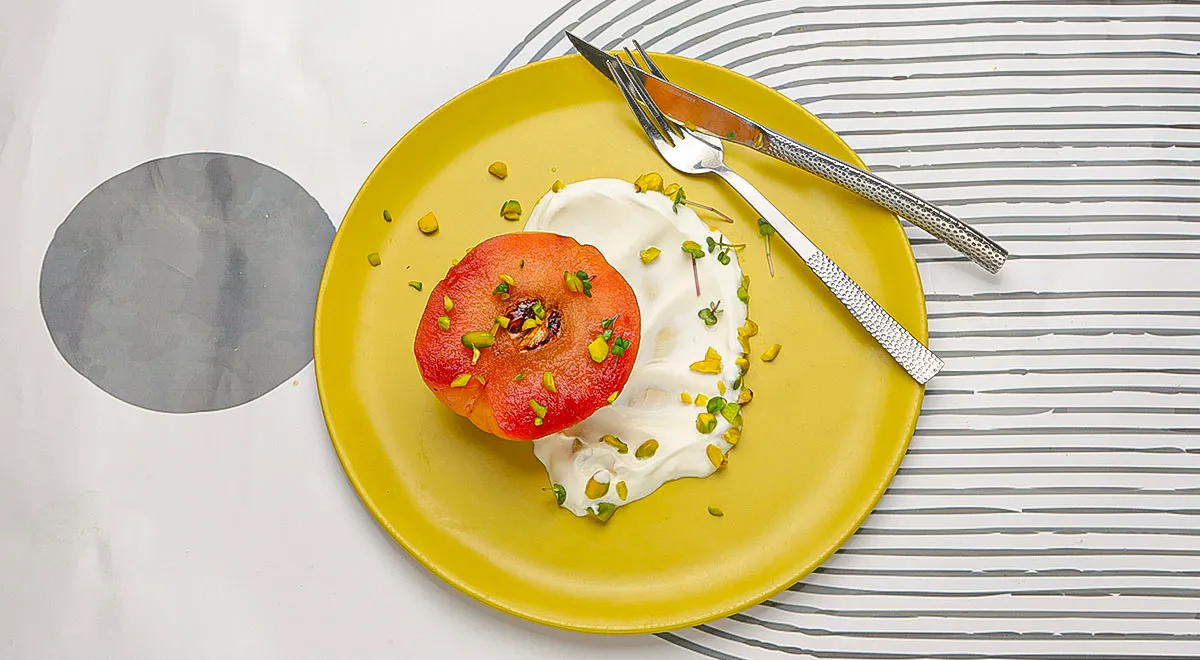 Рецепт турецкого десерта из айвы с орехами и каймаком