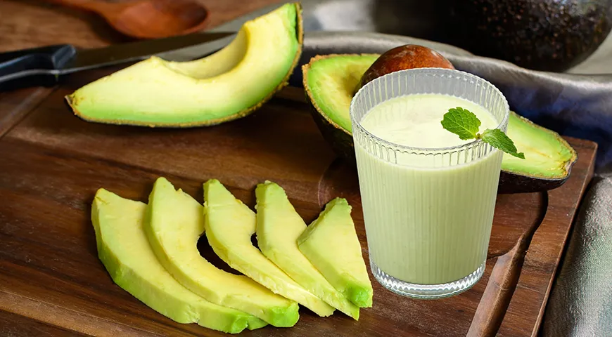Зрелое авокадо содержит ненасыщенные растительные жиры и фолиевую кислоту, а по питательности не уступает сливочному маслу