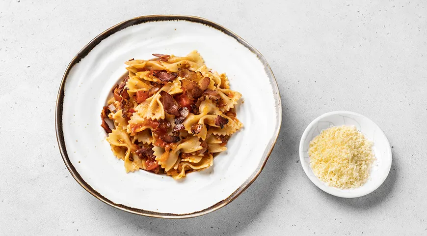 Макароны с беконом, сыром и помидорами на сковороде