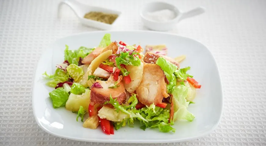 Салат с консервированными ананасами и копченой курицей