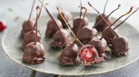 Рецепты с яйцом куриным, вишней и миндалём
