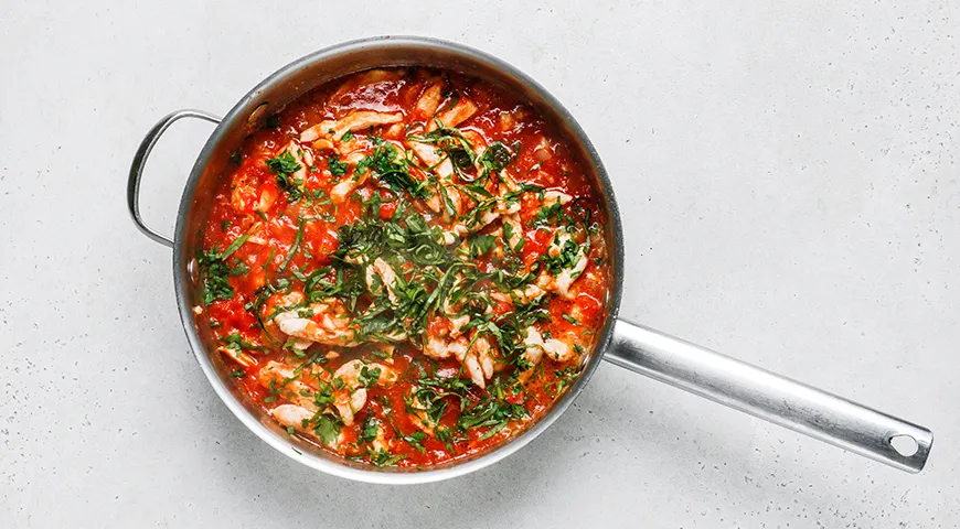 Спагетти с курицей в томатном соусе