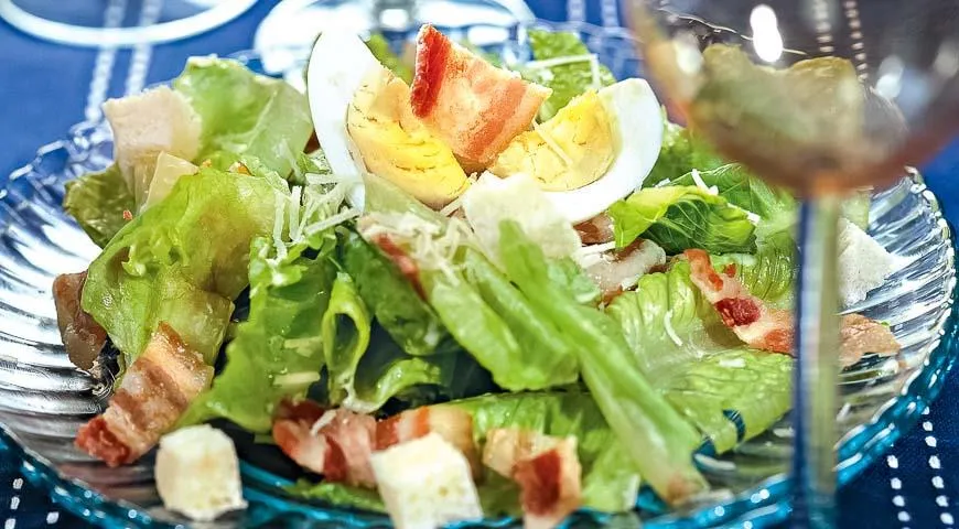 Салат Цезарь с яйцами и беконом, в котором можно использовать смесь салатов, рецепт см. здесь