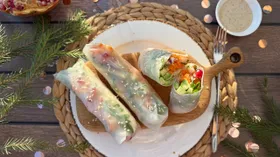 Спринг роллы с креветками, авокадо и гранатом