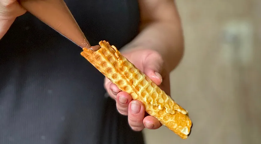 Чтобы трубочки оставались хрустящими, начиняйте их непосредственно перед подачей