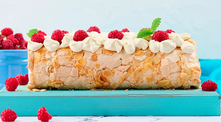 Меренговый рулет должен быть целостным: без надломов, деформаций и крупных трещин