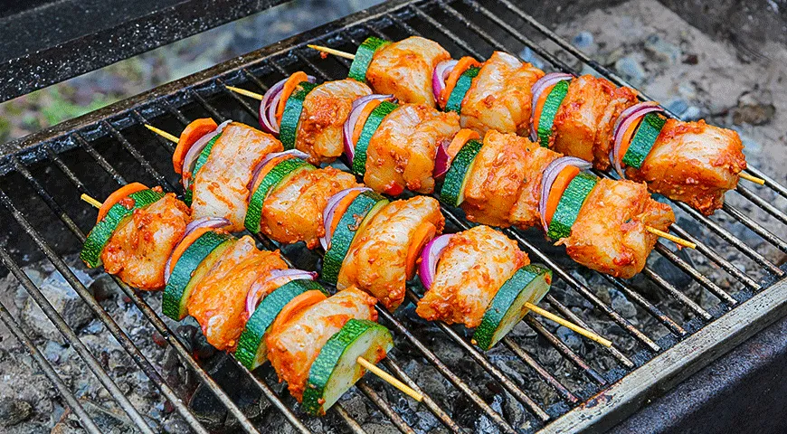 Шашлык из белой рыбы с мятным соусом