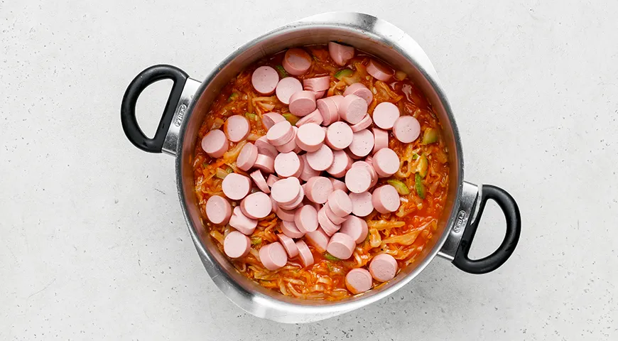 Тушеная капуста с кабачком и сосисками