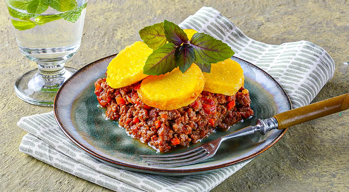 Запеканка с мясным рагу и полентой