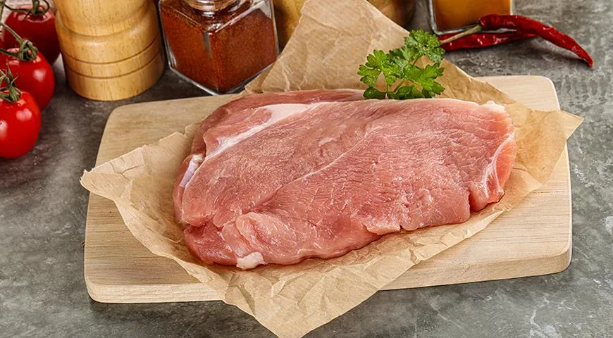 Классический шницель готовят в основном из телячьей или свиной ноги